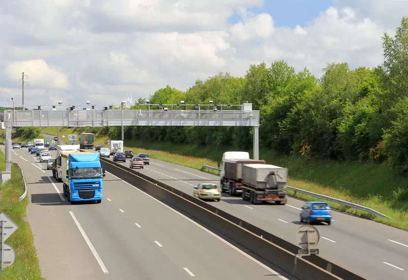 Autocarro e camion su strada per trasporti in partenza da Ossona Milano per TSL International Srl