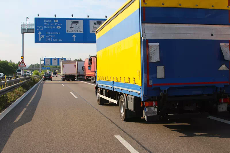 Camion-che-passa-la-dogana-con-la-gestione-delle-pratiche-per-la-spedizione-di-merci Camion che passa la dogana con la gestione delle pratiche per la spedizione di merci