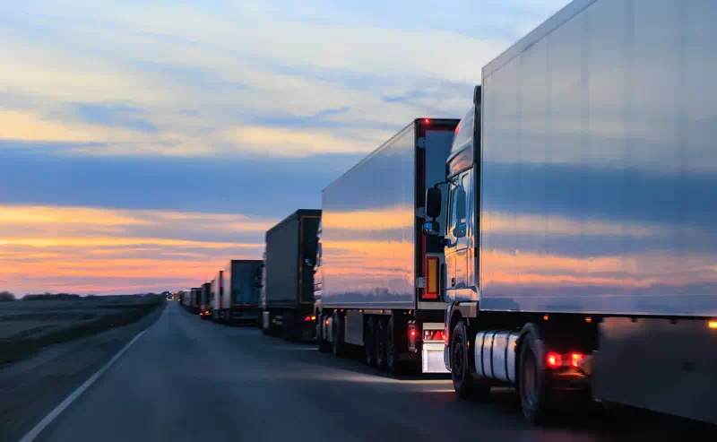 Camion-gestiti-dai-servizi-di-logistica-di-TSL-International-Srl-diretti-a-magazzini-di-stoccaggio-e-spedizione Camion gestiti dai servizi di logistica di TSL International Srl diretti a magazzini di stoccaggio e spedizione