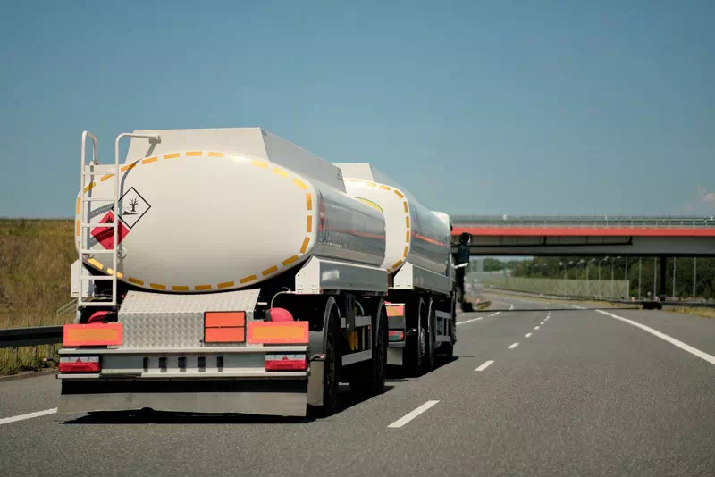 Camion per il trasporto internazionale via terra in ADR di sostanze pericolose