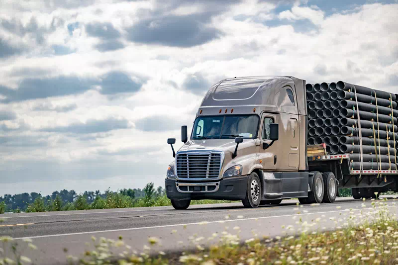 Camion per il trasporto merci fuori sagoma all’estero gestito dagli spedizionieri di TSL International Srl