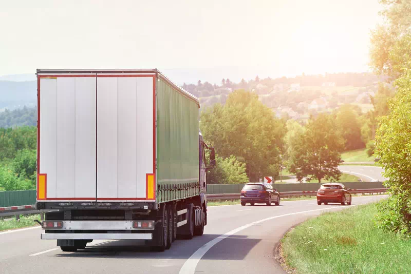 Camion per le spedizioni collettame di carichi di merci con pochi bancali o pochi colli