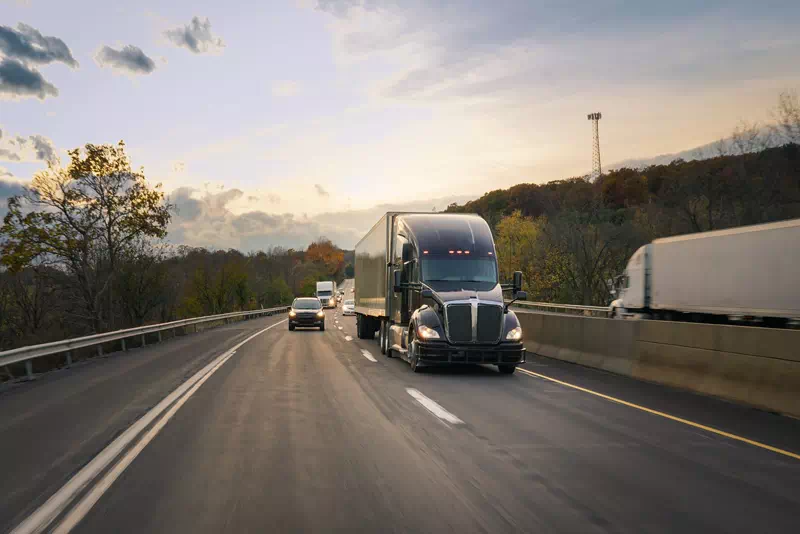 Camion su strada gestito da TSL International Srl per spedizioni di merci non refrigerate