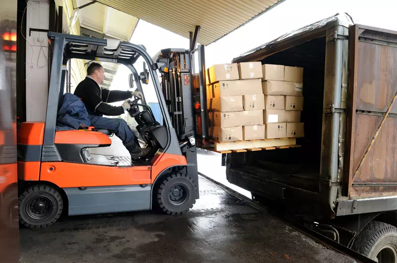 Carico-di-merci-non-refrigerate-dal-magazzino-di-TSL-International-Srl-ad-Ossona-Milano-per-il-trasporto-e-la-spedizione Carico di merci non refrigerate dal magazzino di TSL International Srl ad Ossona Milano per il trasporto