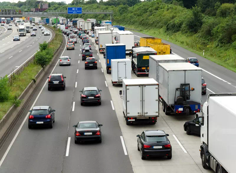 Molti camion per il trasporto veloce per TSL International Srl da e per Sicilia, Sardegna e tutta Italia