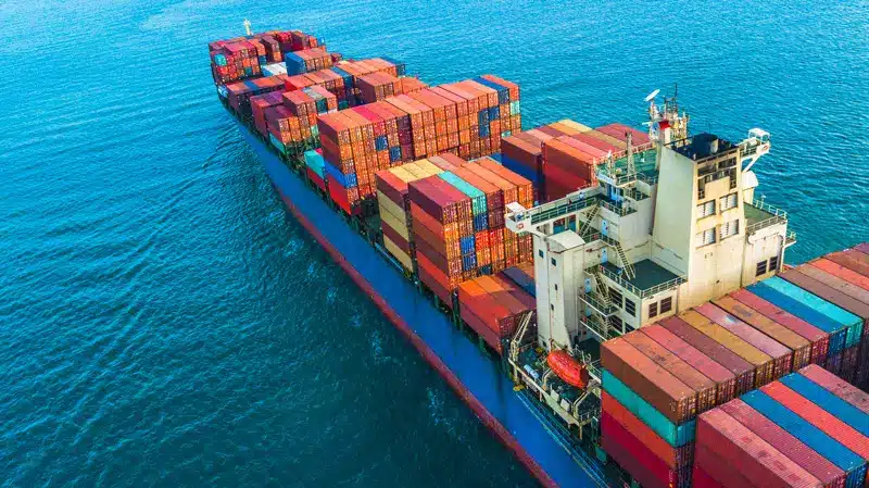 Nave-cargo-con-container-per-il-trasporto-di-merci-via-mare-per-TSL-International-Srl Nave cargo con container per il trasporto di merci via mare per TSL International Srl