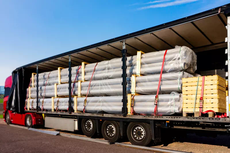 Organizzazione logistica per camion per la spedizione di allestimenti fieristici